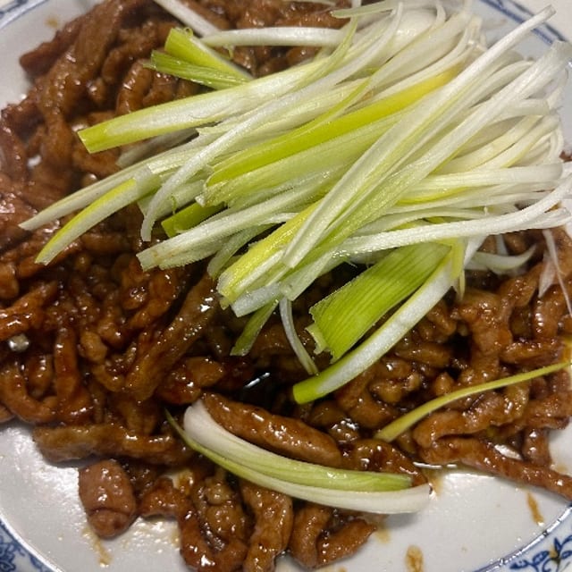 京酱肉丝 Sauted Shredded Pork in Brown Sauce.
