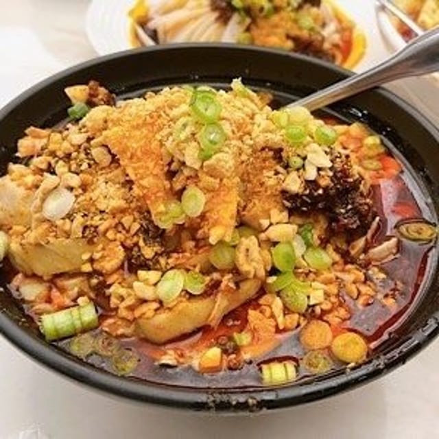 口水鸡 Mouthwatering Chicken with Spicy Chili Sauce & Peanut.