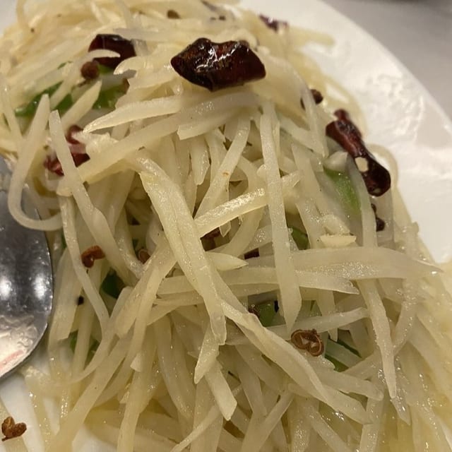 酸辣土豆丝 Spicy & Sour Shredded Potatoes.