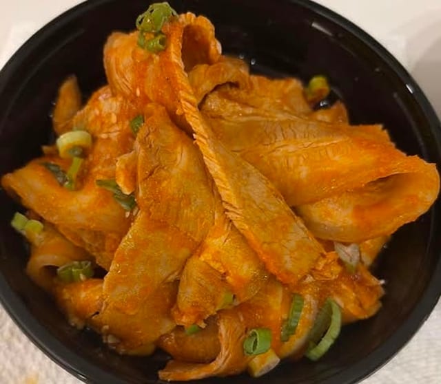 蒜泥白肉 Pork Belly with Garlic Sauce.